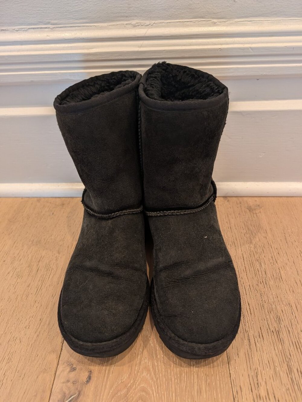 UGG Women’s Classic II Short Boots, Black (Size 8)